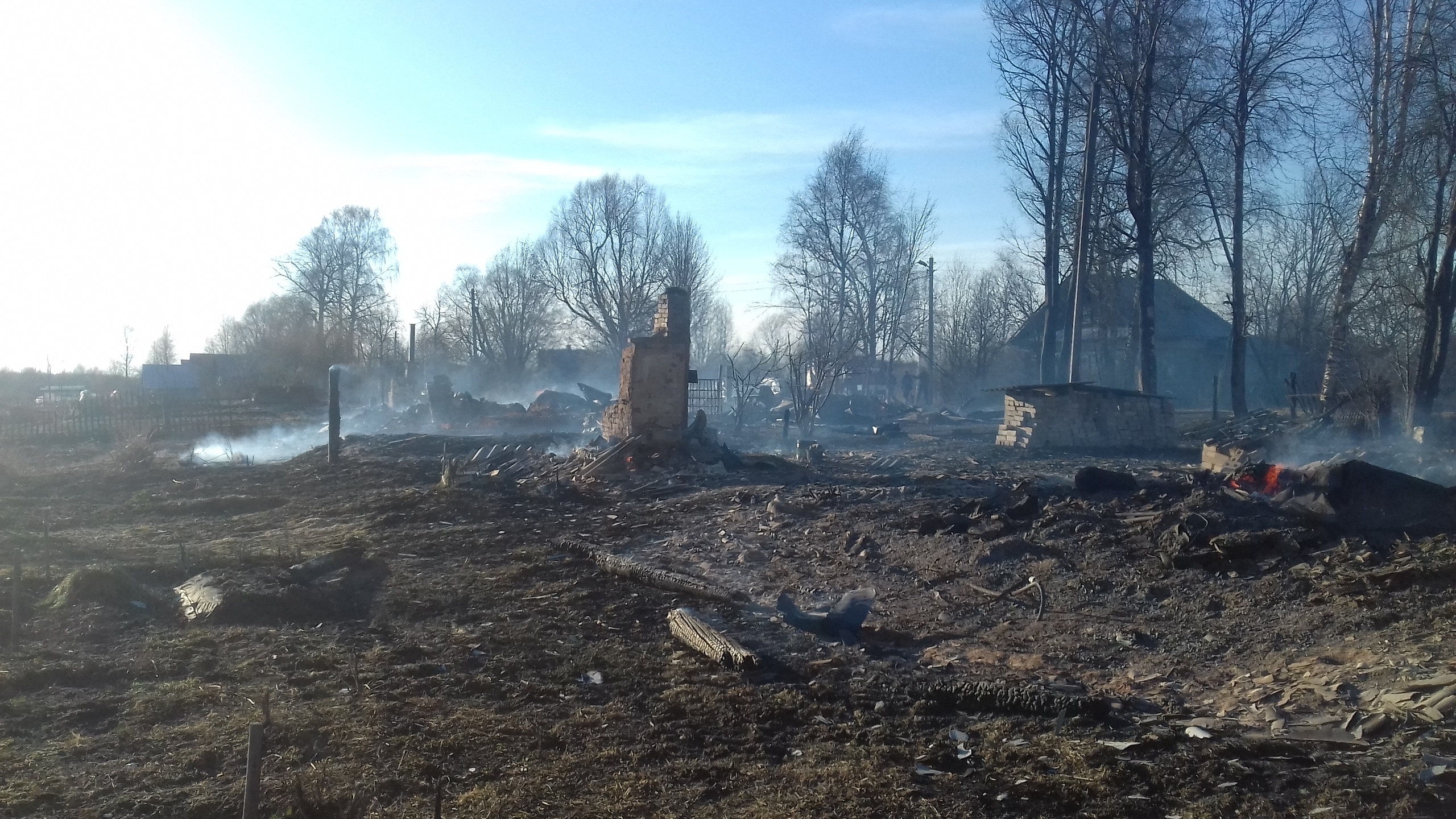 Село после. Пожары в Череповецком районе. Деревня после пожара. Сгоревшая деревня. Пепелище деревни.