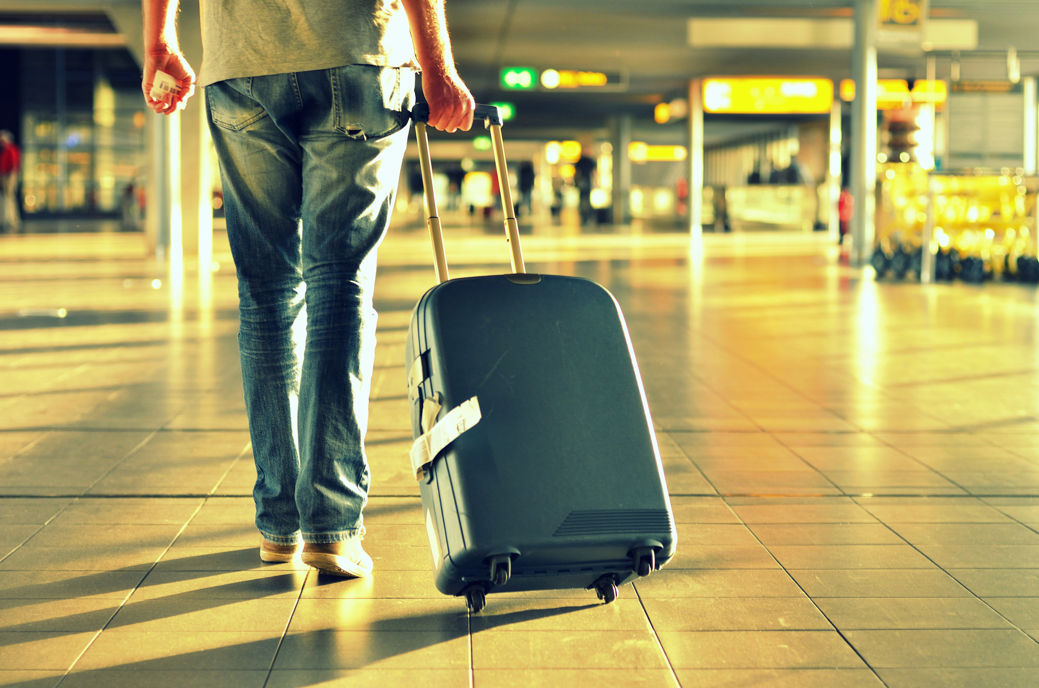 Люди в аэропорту с чемоданами
