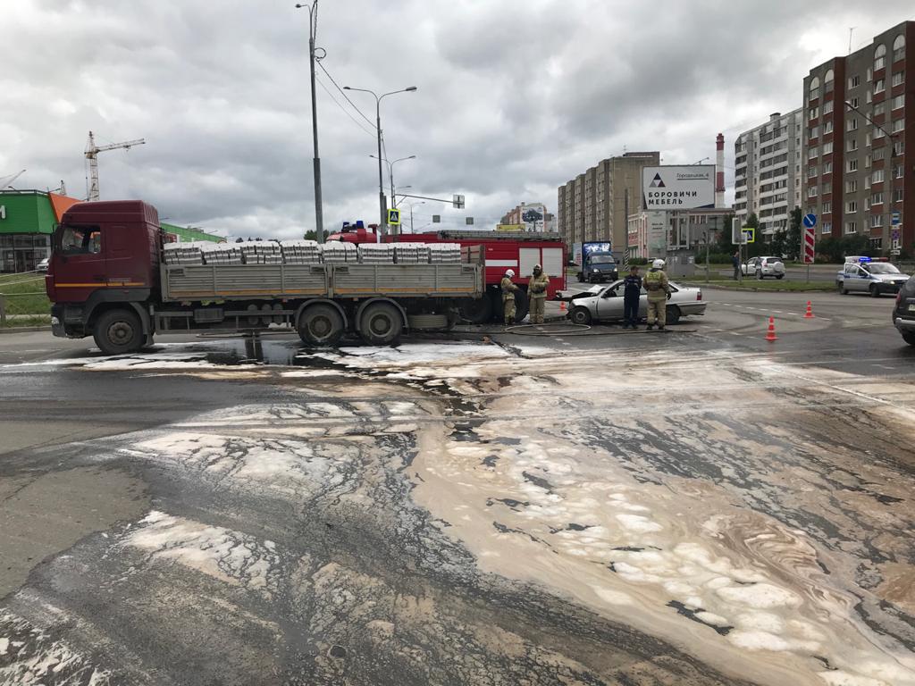 Водитель в череповце. ДТП Череповец 13.10.2022 грузовик. Авария в Череповце сейчас на перекрёстке. Грузовик с кирпичами. МАЗ кирпич.