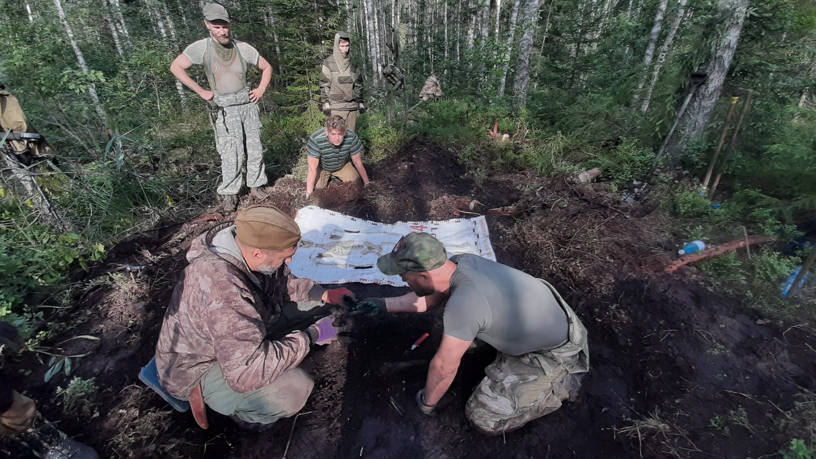 В ходе поисковой экспедиции. Поисковый отряд в Вологодской области. Поисковики Ленинградской области. Вологодское объединение поисковиков. Останки в Вологодской области.