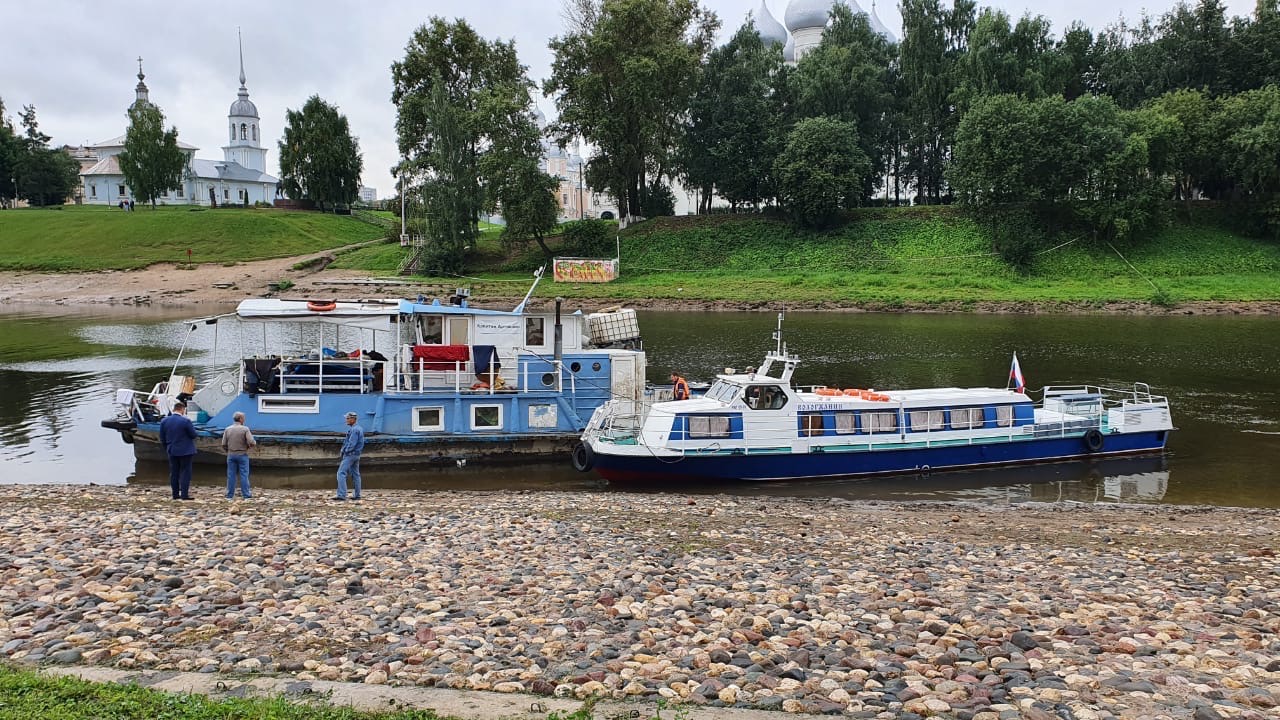 Теплоход кировчанка. Теплоход вологда. Теплоход персей вологда речные прогулки. Набережная вологда теплоход. Прогулка на теплоходе вологда расписание.