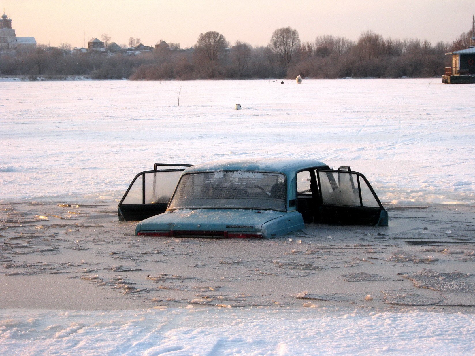 Можно на машине на лед. Машина провалилась под лед. Автомобиль провалился под лед. Машина подо льдом. Машина на льду реки.
