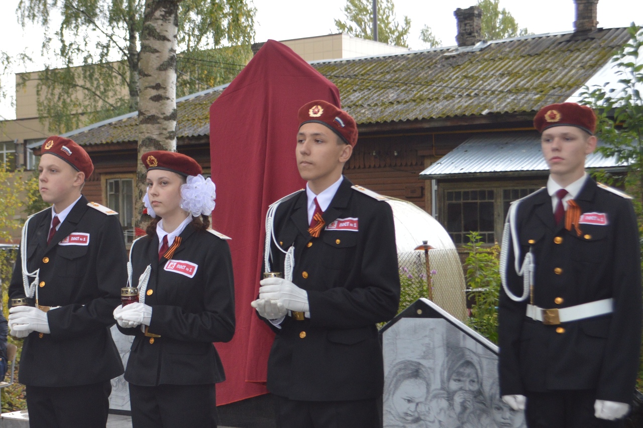 Школа бабаева. Школа 1 Бабаево. Г Бабаево Вологодская область. Памятник детям войны Бабаево. Памятники Бабаево Вологодская область.