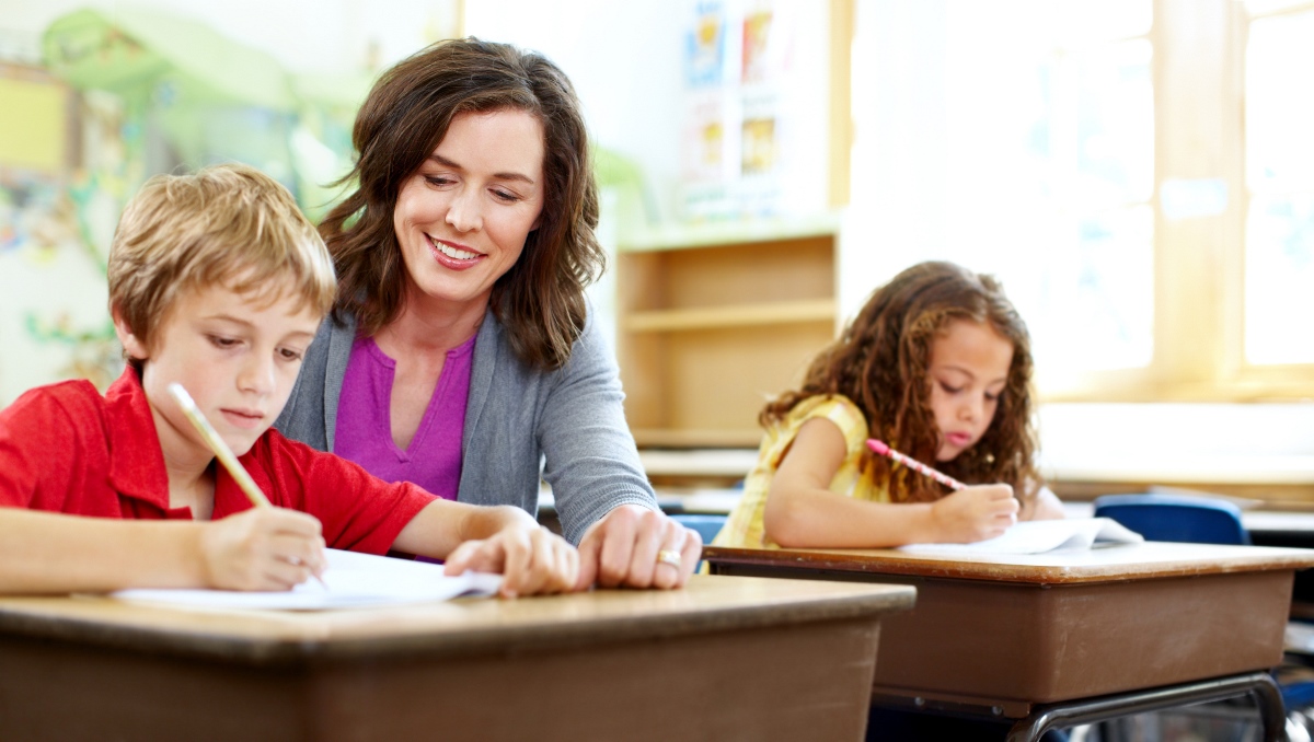 школьник и дошкольник. преподаватель и студент. учитель и учащиеся. образование смотреть. педагог и ученик.