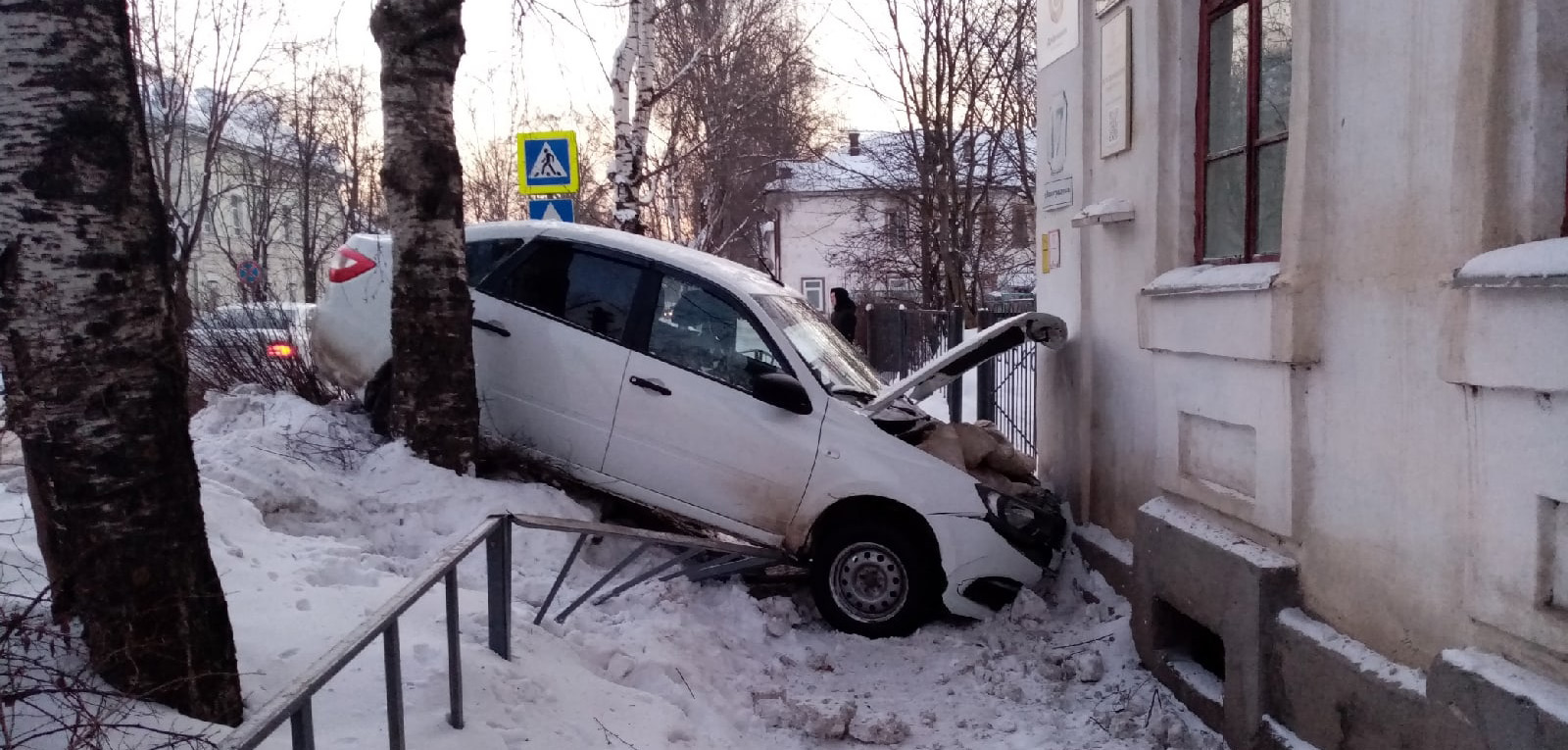 В Великом Новгороде у грузовика оторвался контейнер и …