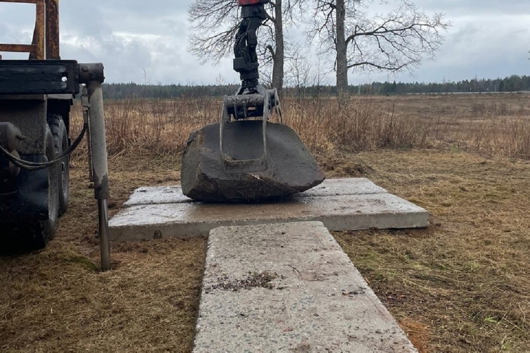 Установка мемориала. Памятник в Сямже. Деревня Филинская Сямженский район памятник. Мемориальный комплекс памятники ВОВ. Курилы памятники ВОВ.