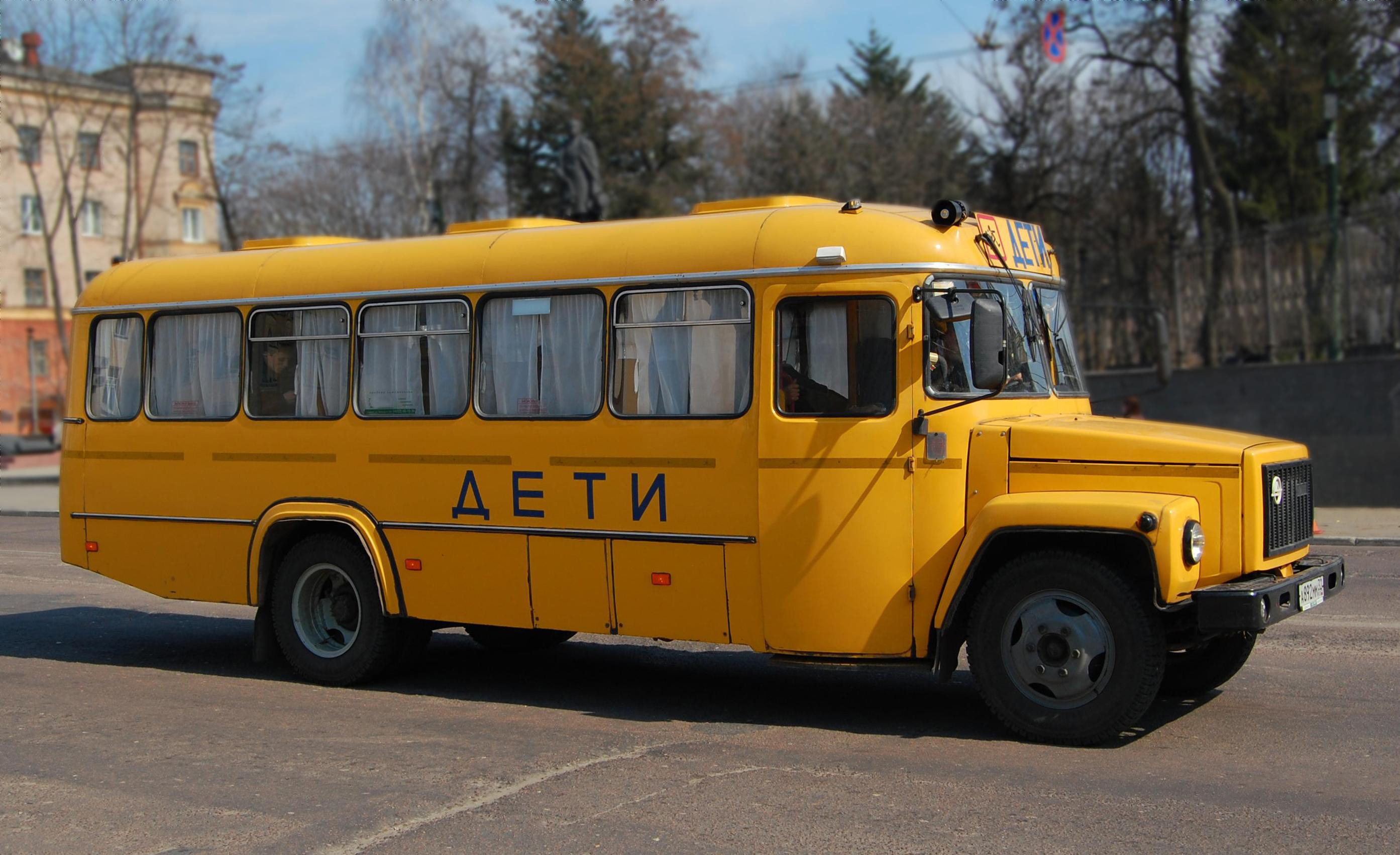 Школ транспорт. Школьный автобус. Российский школьный автобус. Старый школьный автобус. Желтый автобус дети.