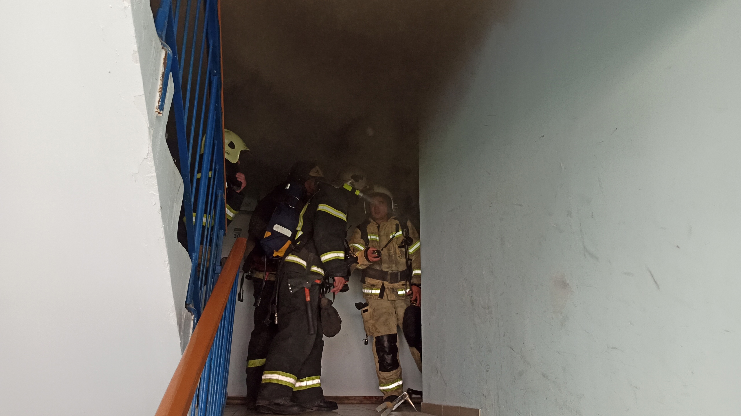 пожар в квартире многоэтажном доме. смеялись всем подъездом. пожарный эвакуационный в подъездах. эвакуация из подъезда. пожар в многоквартирном доме.