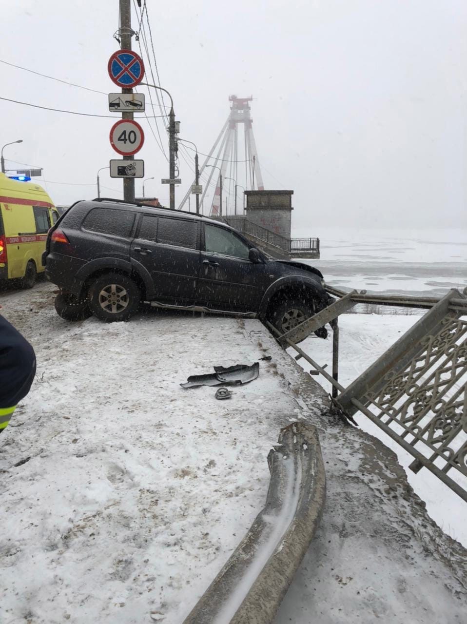 Происшествия череповец сегодня. Череповец авария на Октябрьском мосту вчера. ДТП Череповец Октябрьский мост. ДТП на Октябрьском мосту.