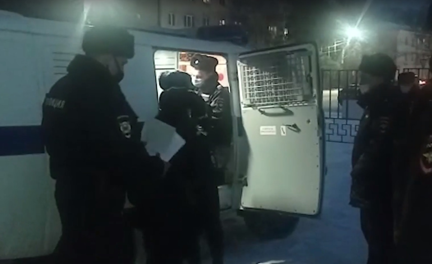Арест соколовой. Задерданы 2 парня и девушка в Яблуновке. В Соколе задержали архитектора.