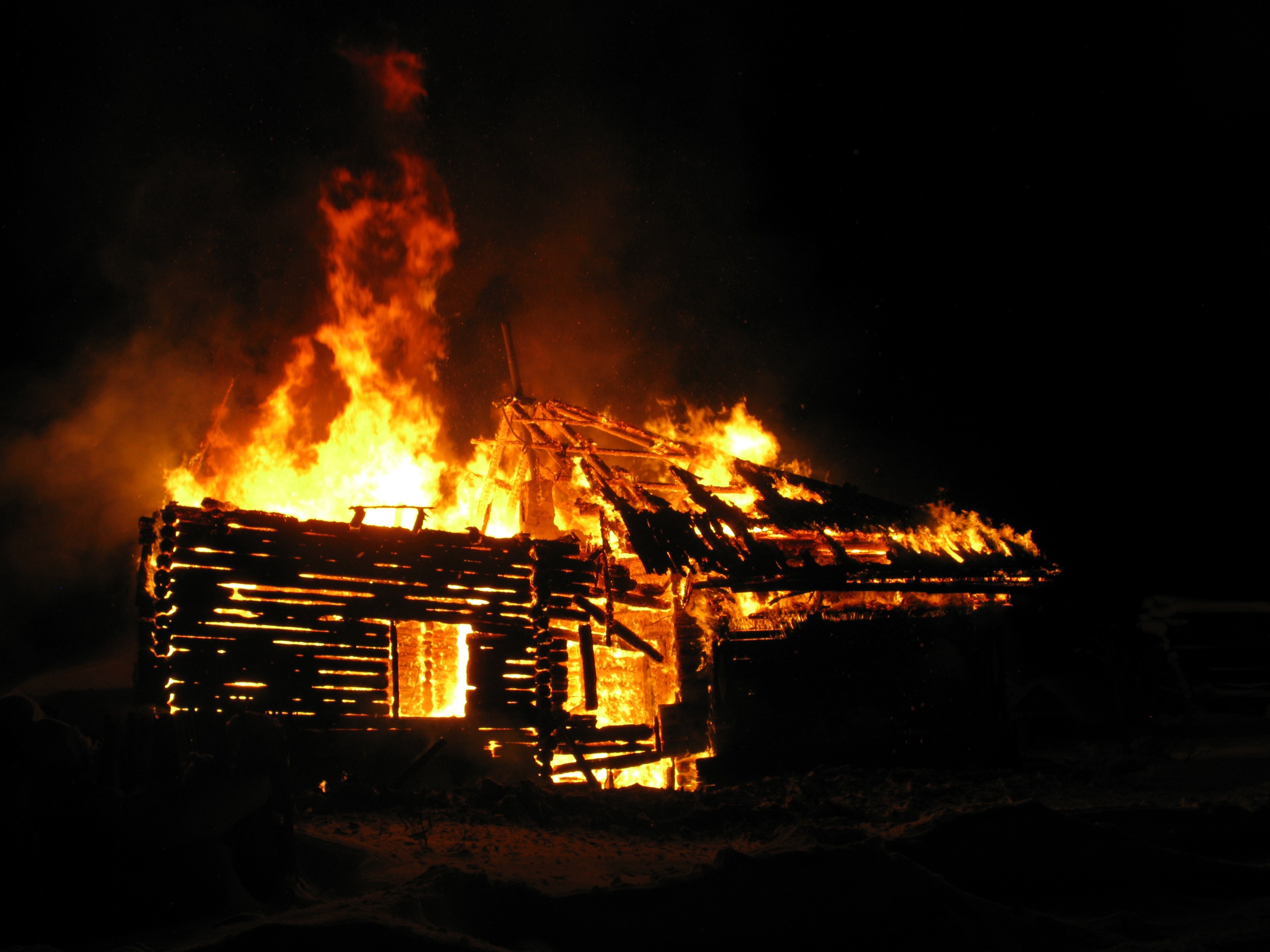 Горят деревянные дома. Пожар в Харовске Вологодской области. Горящий дом. Сгоревший дом. Сгоревший деревянный дом.