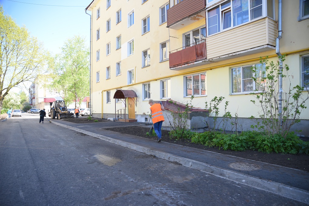 Десятка со двора. Московские дворы лето. Вологда Центральная улица. Вологда Солодунова 49 ремонт двора. Улица Каберова дом город Вологда дом сдается в конце 2022 года.