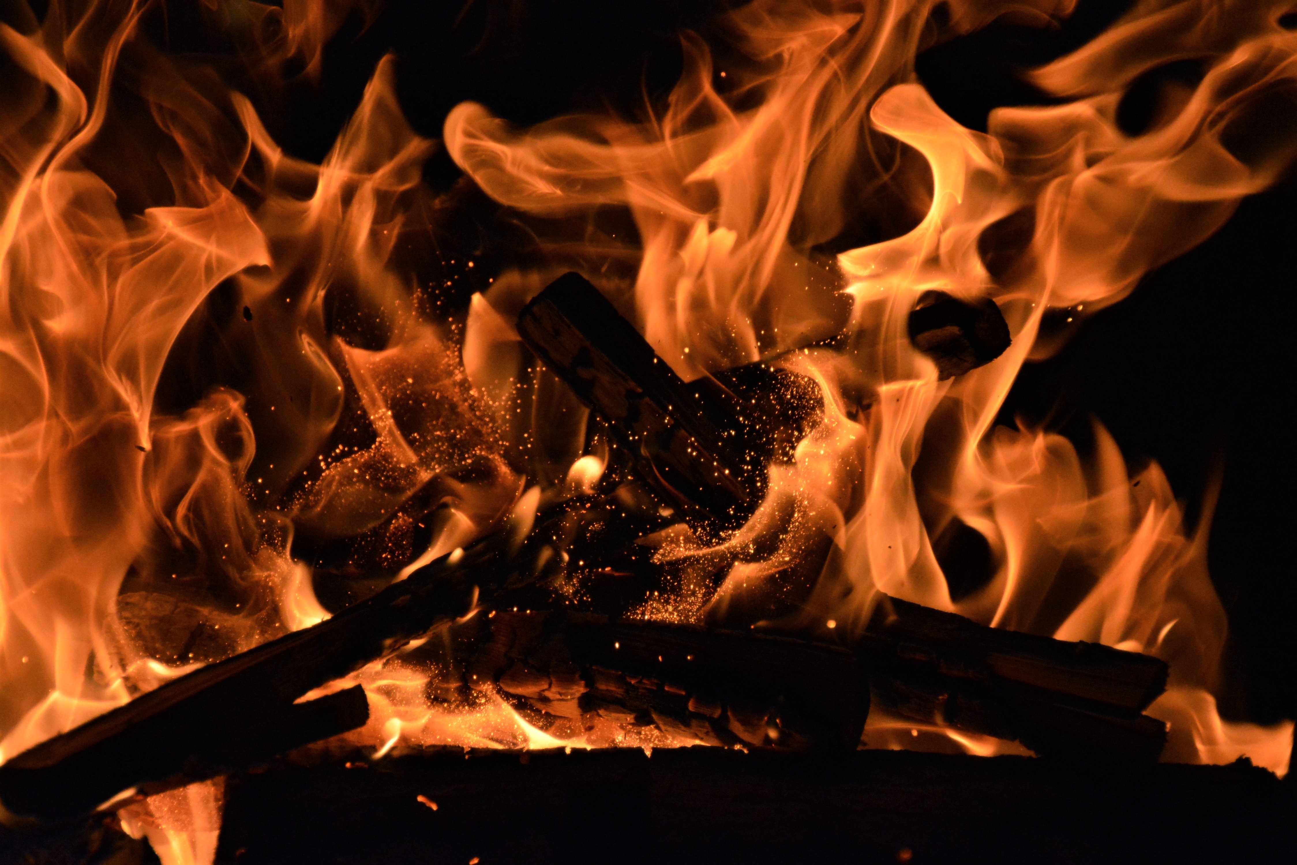 Раз горят огни. Искры огня. Фото релакс огонь. Костер на 1 мая. Красивая картинка для детей горят вещи качественная и четкая.
