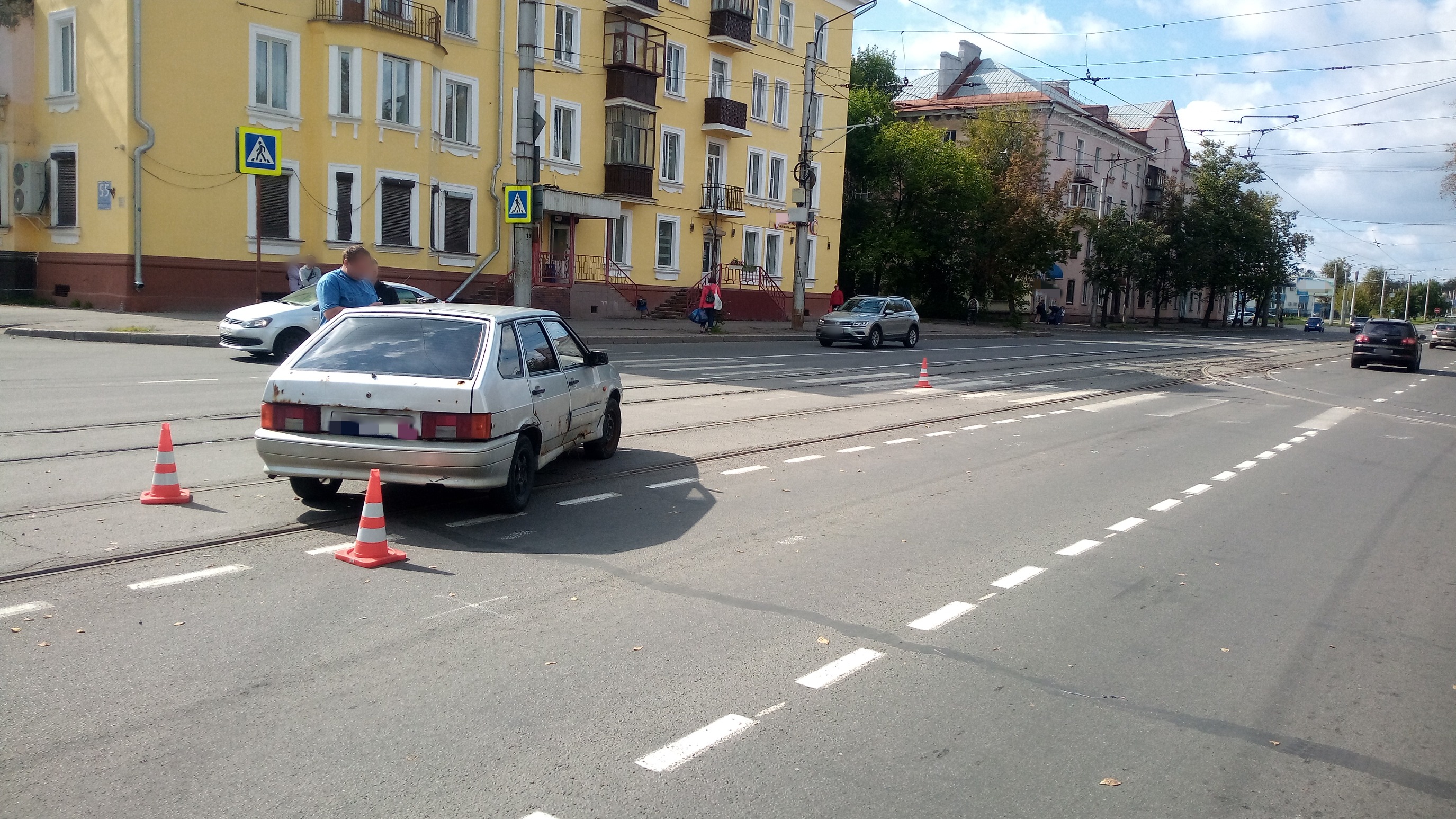 Водитель в череповце. Четыре угла Псков. Псков четыре угла перекресток. Авария с мотоциклом на Горького в Твери. Остановка 4 угла Псков.